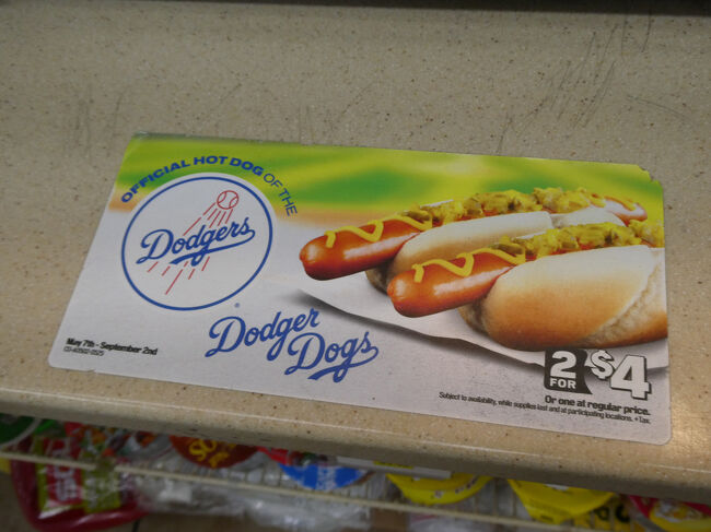 ビーチを出てどこかでお昼を食べようと歩いていたら、コンビニのampmがありました。<br /><br />中に入ってみるとなんとドジャードッグが売っているではありませんか！<br />しかも安い！2つで4ドルです。<br />ということでお昼はコンビニで食べることになりました。