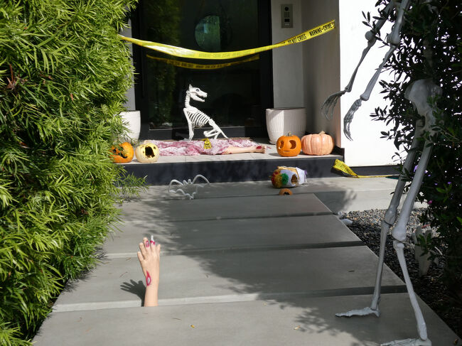 遊歩道を歩いていると時々お庭が見えたりするのですが、本格的なハロウィンの装飾に驚かされます。<br />