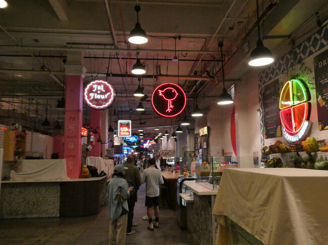 18時を過ぎていたので閉まっているお店もけっこうありました。<br />空港ラウンジまではまだ時間があるので、その前に軽く何か食べたいのだけど…