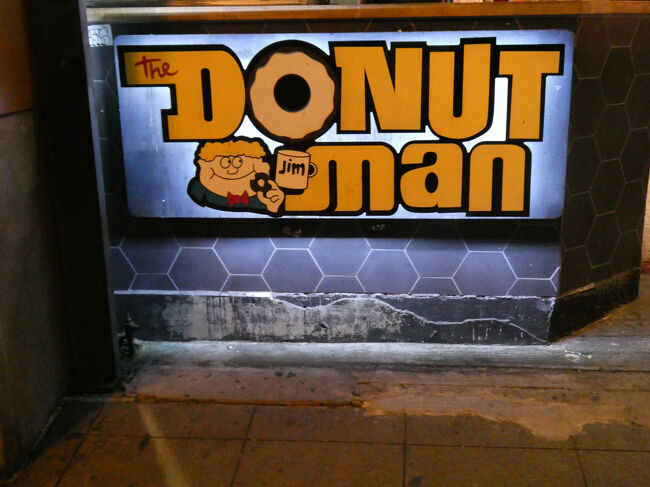 美味しそうなドーナツ屋さんが開いていたのでドーナツを買うことにしました。