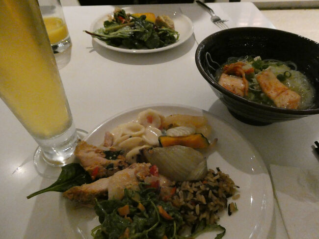 無事に空港へ到着して出国手続きを済ませてラウンジへ<br />ちょうど同じような時間帯の出発便が多いのかめちゃくちゃ混んでいました。<br /><br />料理はそれなりに種類もあり美味しかったです。