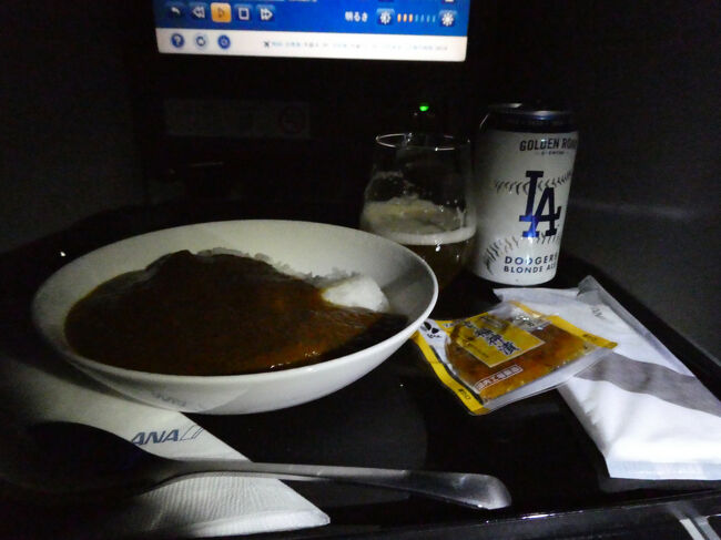 少し睡眠を取った後、ヴィーガンカレーと、4～9月にLA発東京行きのビジネスクラスで提供されていた2024ワールドシリーズ制覇記念デザインの地ビールがまだ少し残っているとのことでそちらを頂きました。<br />空き缶は記念に持ち帰り、自宅で飾っています。