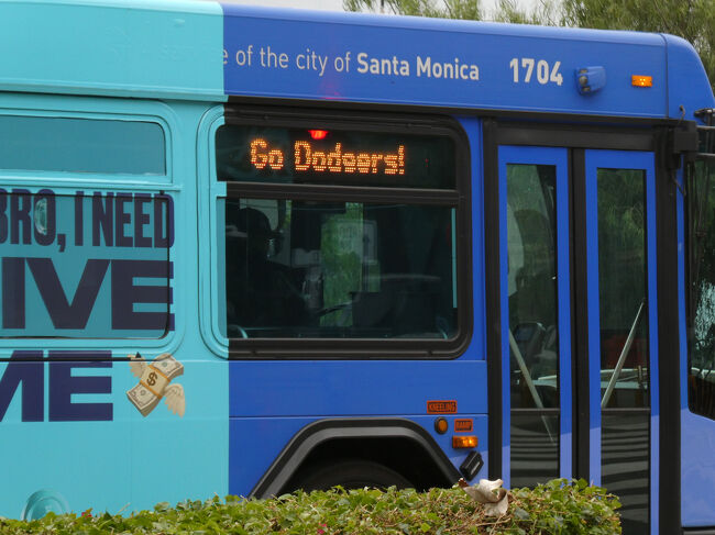 目の前を通ったバスの行き先表示の所に「Go Dodgers！」とメッセージが出ていました。<br />ドジャース愛を感じますね。