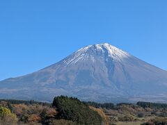 朝霧高原から富士山を望む。
朝霧高原は静岡県富士宮市北部・富士山西麓の標高700-1,000 m に広がる高原である。富士箱根伊豆国立公園に指定されている。