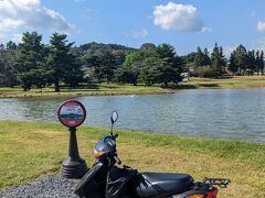 義経堂から少し走ったところにあるのが、無量光院跡。
いまは池のみが残っていますが、かつては美しい御殿があった場所です。