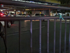 繁華街の大通り（固有名詞）を通って開運橋を渡り、盛岡駅までやってきました