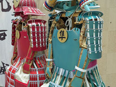 二戸駅には初めて来たので、散策がてら入場券を買って駅構内へ。
新幹線はやぶさ・こまちを模した鎧が飾られていました！