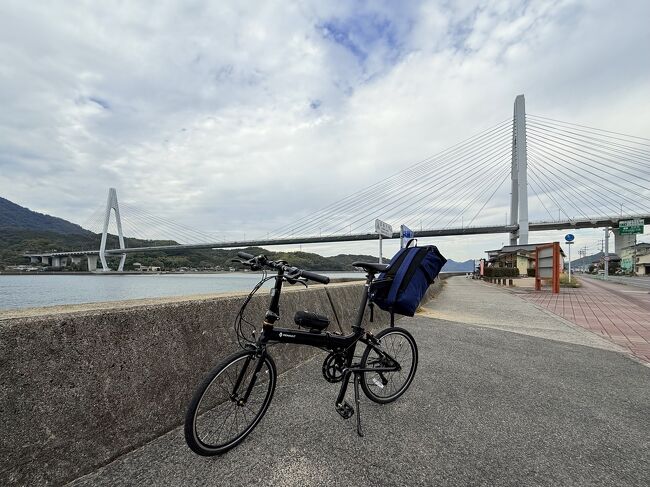9:20  因島南の 原付,自転車,歩行者出入口 に到着。向こうに見える生口橋を渡る。<br /><br />橋上の写真を撮り忘れたけど、高速道路の北の欄干側が原付専用、南側が自転車・歩行者専用道として高速道路とガードレールで完全に分離されている。<br /><br />自転車同士は対面走行だけど、原付から分離されて一安心。歩行者に配慮して暴走自転車にならぬよう気をつけよう。