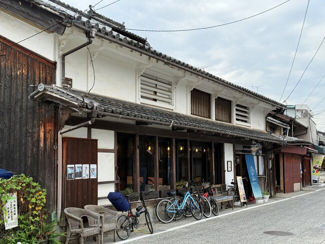 こちらも旧商家をリノベしたカフェ&amp;バー<br />ここで昼飯にしよう。