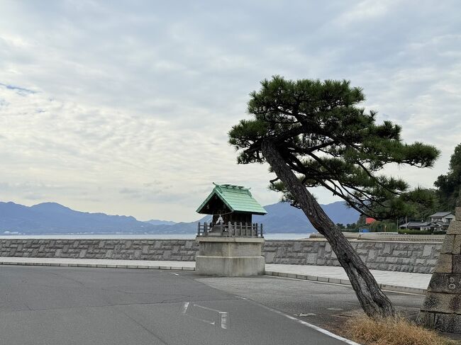 商店街を抜けて海沿いまで来た。隣の島がすぐそこに見える。<br /><br />｢瀬戸の花嫁｣は意図的にドラマチックに仕立てた想像の世界だと思っていたのだが、橋のなかった昔は実際にあった風景なのかな？と思えてきた。