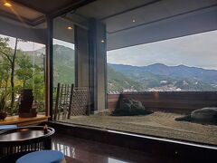 お茶を頂きながらチェックインして早速お部屋へ移動します。