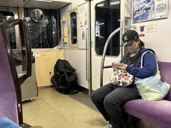 そこに置いた輪行袋は車掌さんのドア開閉の邪魔になるので反対側に移動させられた。<br /><br />ようやく落ち着いていざ、道後温泉へ<br />松山・三津浜ポタリングへと続く