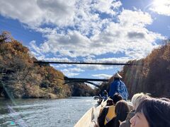 大ベテラン船頭さんのちょっとブラックなトークが続く。お盆シーズンはぎゅうぎゅうに乗船だそうです。今日は午前中のみ営業。基本電話予約が必要です。