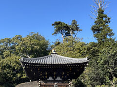 弘法大師がともしたという「消えずの火」が燃え続けているという霊火堂。
比叡山にも同じような火があったような。。
こちらの日は、平和公園の火種になっているそうです。
