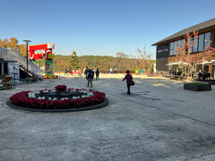 メッツァビレッジ。宮沢湖畔に施設が広がる。
「メッツァ」は、バス乗り場から近いエリアで入場無料の「メッツァビレッジ」と、その奥にある入場有料エリアである「ムーミンバレーパーク」の二つに分かれる。
ムーミンを主題にしたテーマパークで、フィンランド以外では世界初。有料エリアは入場料が4000円前後と高いので、モミジと宮沢湖を見に来た私は有料ゾーンには行かず、湖畔を散策することにした。
無料エリアには多くのレストランやカフェ、ショップが立ち並び、湖が一望できる展望エリアやドッグランなどもある。