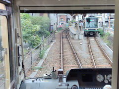 江ノ電では珍しい島式ホームの稲村ケ崎で下り電車と交換。

稲村ケ崎と聞くと桑田佳祐監督の映画、稲村ジェーンを思い出してしまう世代。もう、35年も前の映画なんだねー。おれも歳取るワケだわ