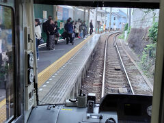 少し海から離れて七里ケ浜駅。