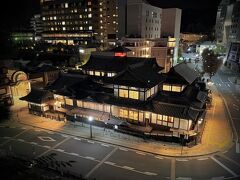 宿にチャリと荷物を置いて、高台の上から道後温泉を眺める。

やっぱりビルに囲まれた このたたずまいは、そこだけ 昔 が浮き上がっていて、不思議な感じがする。