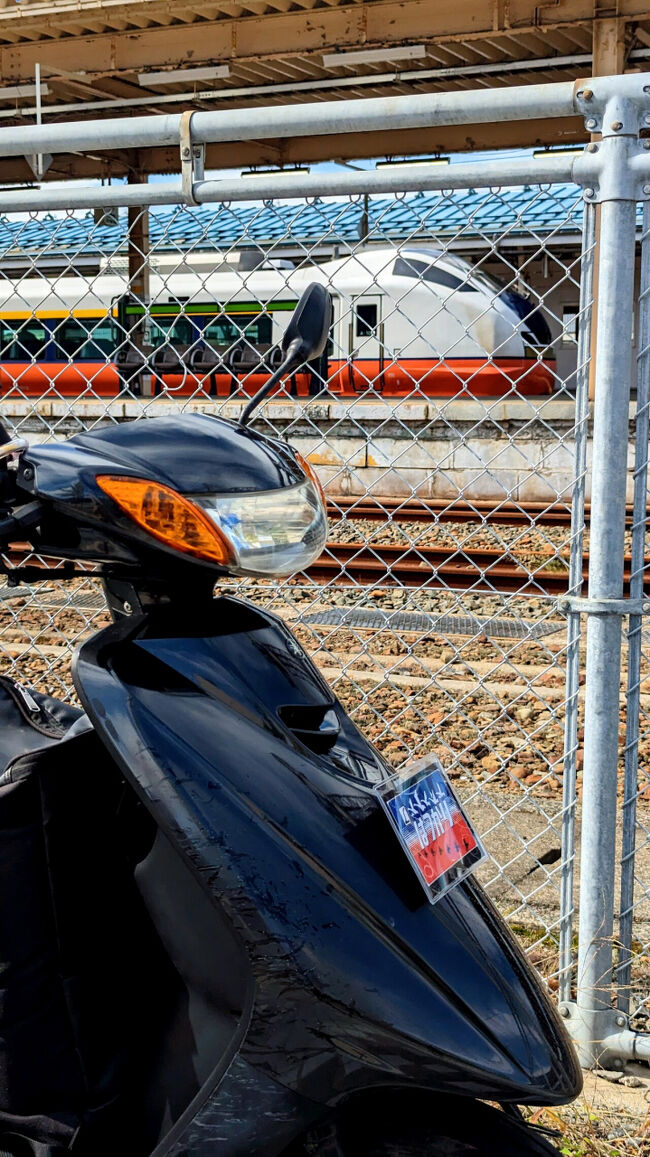 青森駅に停車している特急「つがる」とも記念撮影。