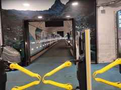 朝焼けマッターホルンを観るためにホテルを5時前に出発。地下を走る高速ケーブルカーでスネガ展望台へ向かいます。黄色いバーを抜けた通路の先がケーブルカーの乗り場です。