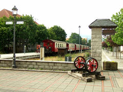 ヴェルニゲローデ駅まで戻って来ました。
DB駅の隣にこんなものが。
最初、昔の駅なのかと思っていたら、ハルツ狭軌鉄道なんですね。
路線は全部で3つ。
因みに私が買った乗り放題チケットではこの電車には乗れません。
