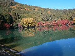 道の駅のあと、そこから１５分程度で南伊奈ヶ湖に到着しました。
山全体が燃えているわけではなく、湖畔の遊歩道沿いの紅葉が赤く染まっていました。

