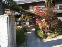 道の駅とよとみ近くの甲府南インターチェンジから東京方面に向かって２つ目、勝沼インターチェンジで降り、このドライブのもう一つのお目当て、ほうとうの名店、皆吉（みなき）へ向いました。

