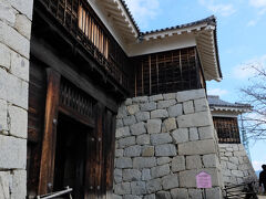 進んで・・・筒井門　その向こうに隠れている隠門