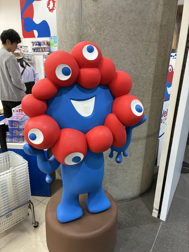 大丸梅田の充実ぶりに比べると、ここでもおもしろいものは売ってましたが購入品はなし。ミャクミャク像にあいさつして帰ります…