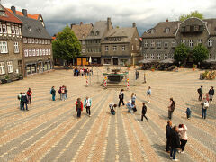 ここはわかる！
マルクト広場（笑）
この中心に向かって放射線状の広場は珍しい。
そして中心が一番低い坂になってるの！