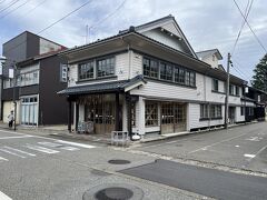 こちらはきっかわさんと同業の、塩引き鮭や鮭の商品を製造、販売される『うおや』さんのお店『塩引館』です。