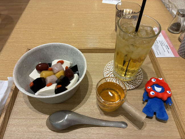 大阪駅に戻ってきました。阪急三番街にあるこちらでおやつ休憩。前日ゲットしたミャクミャクも一緒に…<br />豆花、初めて食べましたがヘルシーで美味しい！しかもこの時はセットドリンクが100円だったのも嬉しい。