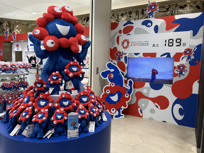 大阪２日目は、あべのハルカスの近鉄ショップに行ってきました。30分くらい行列に並び、入店。大丸とはまた違うラインナップにテンション上がり、またたくさん購入できました！行ってよかった！（写真撮影NGでした）<br />ちなみにこの写真は、1年前、この店でミャクミャクのぬいぐるみ購入した時のもの。全然雰囲気変わってました。あの時は1人もいなかったしね…