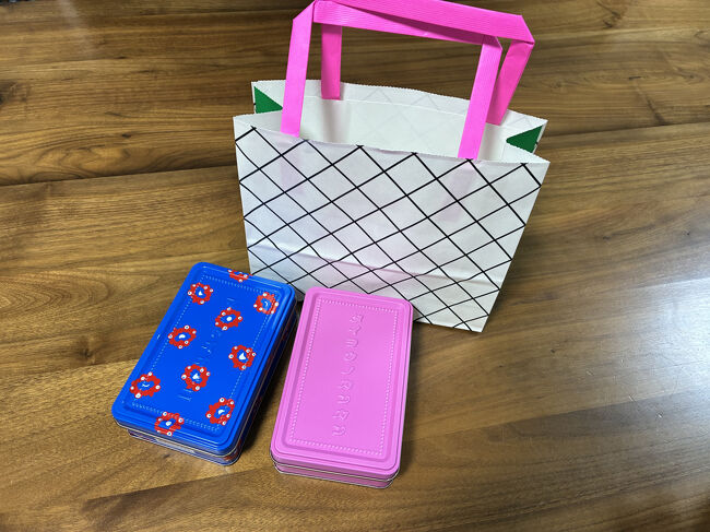 そして缶がかわいい！紙袋までかわいい！中身のポルボロンももちろんおいしい！行ってよかった～