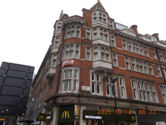 2025年10月12日（日）　今回の旅行のメインイベントである試合観戦日。
朝食は昨日同様、日本から持ってきた菓子パンなどで簡単に済ませて、チェックアウト手続きをし、荷物を預けて出発。