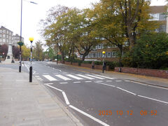 駅から歩いて10分弱ほどで、アビーロードに到着。ビートルズのアルバム名にもなったストリートで、アルバムのジャケ写も撮影された有名な横断歩道を撮影しに来ました。
午前9時頃ですが、同じような観光客がチラホラ。