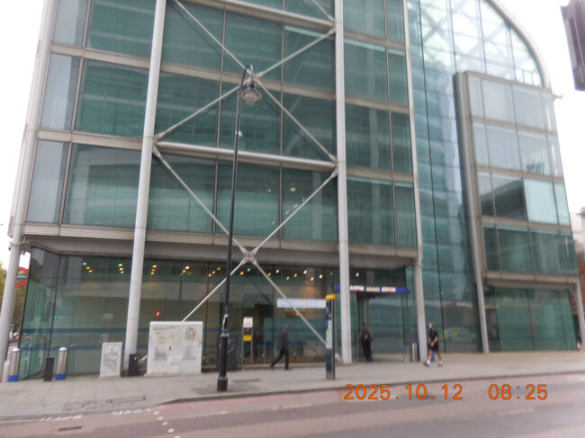 今日もホテルから5分ほど歩いたところにあるウォーレンストリート駅へ。昨日と同じようにサークル線に乗車。