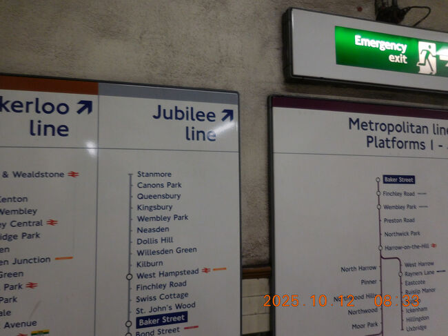 ウォーレンストリート駅から2駅のベイカーストリート駅でジュビリー線に乗り換え。