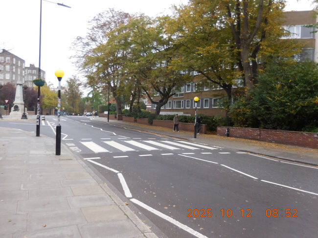 駅から歩いて10分弱ほどで、アビーロードに到着。ビートルズのアルバム名にもなったストリートで、アルバムのジャケ写も撮影された有名な横断歩道を撮影しに来ました。<br />午前9時頃ですが、同じような観光客がチラホラ。