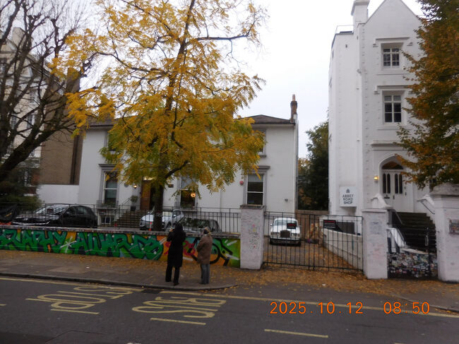 横断歩道の近くにあるスタジオ。中には入れないので外から撮影のみ。