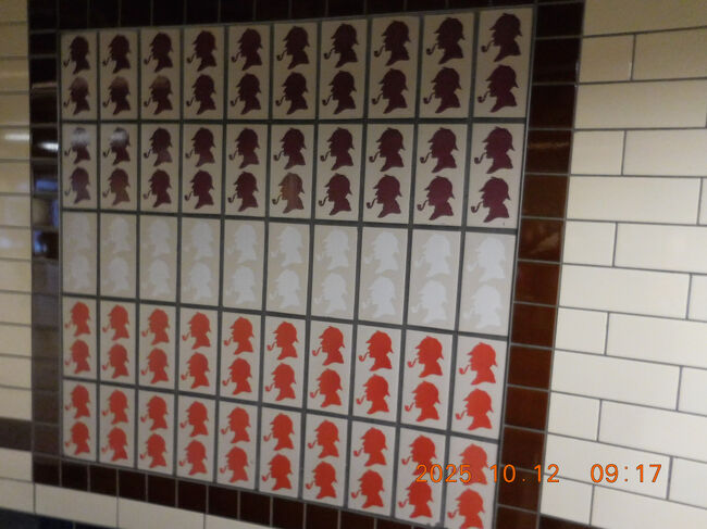 ベイカーストリート駅でサークル線に乗り換え。<br />先ほどは気づきませんでしたが、この駅にはシャーロック・ホームズのシルエットがあちこちにありました。小説の中ではこの近くにホームズが住んでいたみたいです。