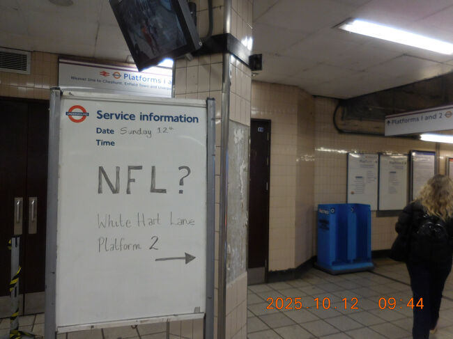 キングス・クロス駅でヴィクトリア線に乗り換えて、昨日と同じようにセブン・シスターズ駅で地上線に乗り換え。<br />セブン・シスターズ駅の乗り換えで、NFLは2番プラットフォームですよとの看板がありました。<br />