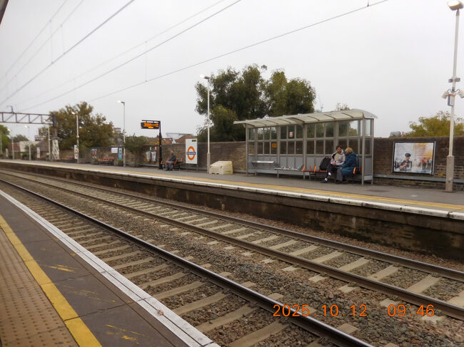 地上線でホワイトハートレーン駅へ。<br />電車にはブロンコスとジェッツの両チームのユニフォームを着たファンが沢山いました。