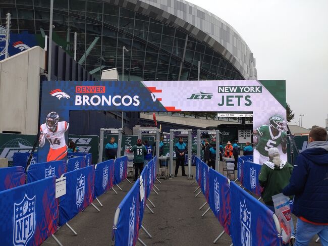 手荷物検査をして入場。NFLエクスペリエンスへの入場は無料。<br />この中には、屋台やプレゲームショーの舞台、アメフトの体験コーナーなどがありました。