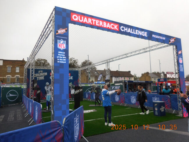 まずはアメフト体験コーナーへ。このイベントのサイトで登録をすると体験できます。<br />最初にクォータバック・チャレンジという、アメフトのボールを投げて的に当てるゲームに挑戦。人気のイベントのようで、そこそこ並びました。<br />