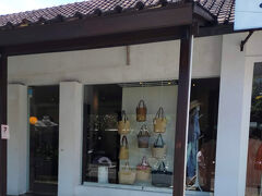 《A-Krea Sanur ア・クレア》

さすがに雑貨も服もセンスがいいものがある。
イカットのシャツで好みのものがあったが、ノゴで2着も買ったので自重した。

