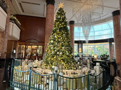 ロビーに大きなクリスマスツリー
