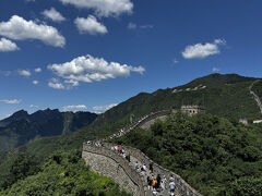 次の日、ホテルからタクシーで万里の長城へ。今回は慕田峪長城から。CBD付近だと、ここが行きやすく、人が少なかったです。想像以上に世界遺産という名称以上に人類が作り上げたマスターピースの一つという雰囲気がありました。