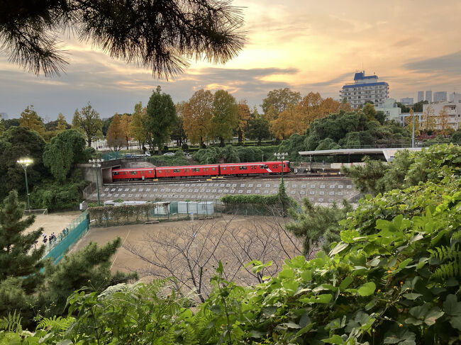 地下鉄丸の内線の電車がとおりました。