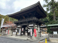 １５分くらいの移動でやってきたのは近江八幡。

こちらは日牟禮八幡宮です。
駐車場が無料なのが有難い！
早速お参りします。